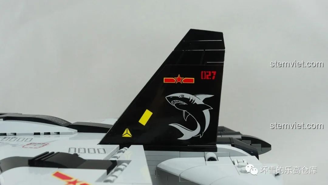 Chi tiết đuôi máy bay tiêm kích hạm J-15 của bộ đồ chơi CaDA C56027, với biểu tượng cá mập bay đặc trưng.