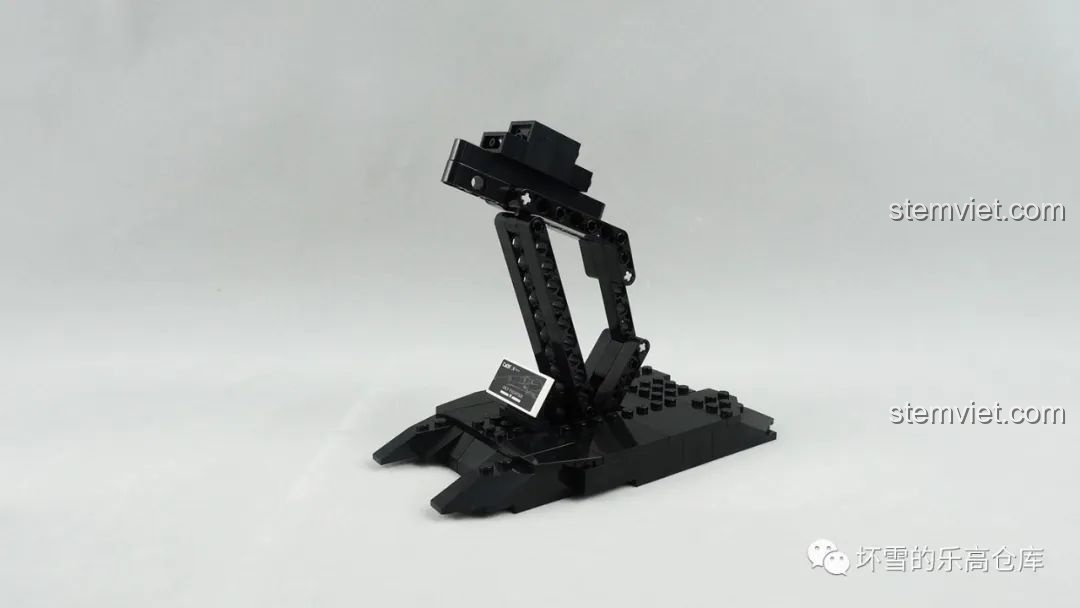 Giá đỡ trưng bày riêng biệt cho mô hình máy bay tiêm kích hạm J-15 của bộ đồ chơi CaDA C56027, dễ dàng lắp đặt.