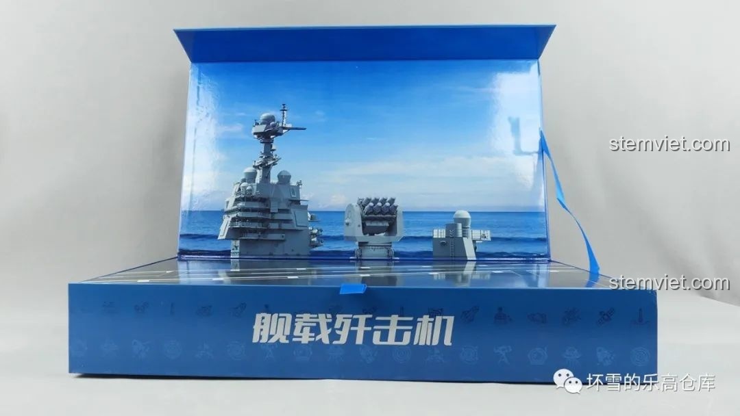 Hộp đồ chơi lắp ráp CaDA C56027 Máy bay tiêm kích hạm J-15 mở ra thành đế trưng bày độc đáo, sáng tạo.