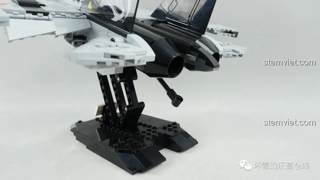 Móc hãm trên đuôi máy bay tiêm kích hạm J-15 của bộ đồ chơi CaDA C56027, chỉ lộ ra khi dùng giá đỡ.