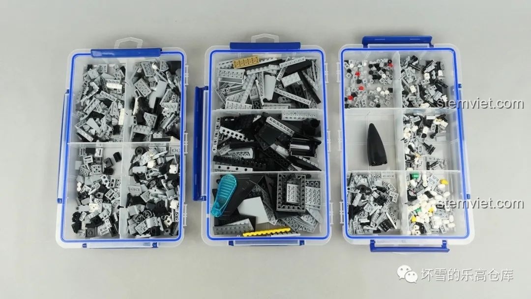 Các mảnh ghép đồ chơi lắp ráp CaDA C56027 Máy bay tiêm kích hạm J-15 được phân loại trong hộp, sẵn sàng cho quá trình lắp ráp.