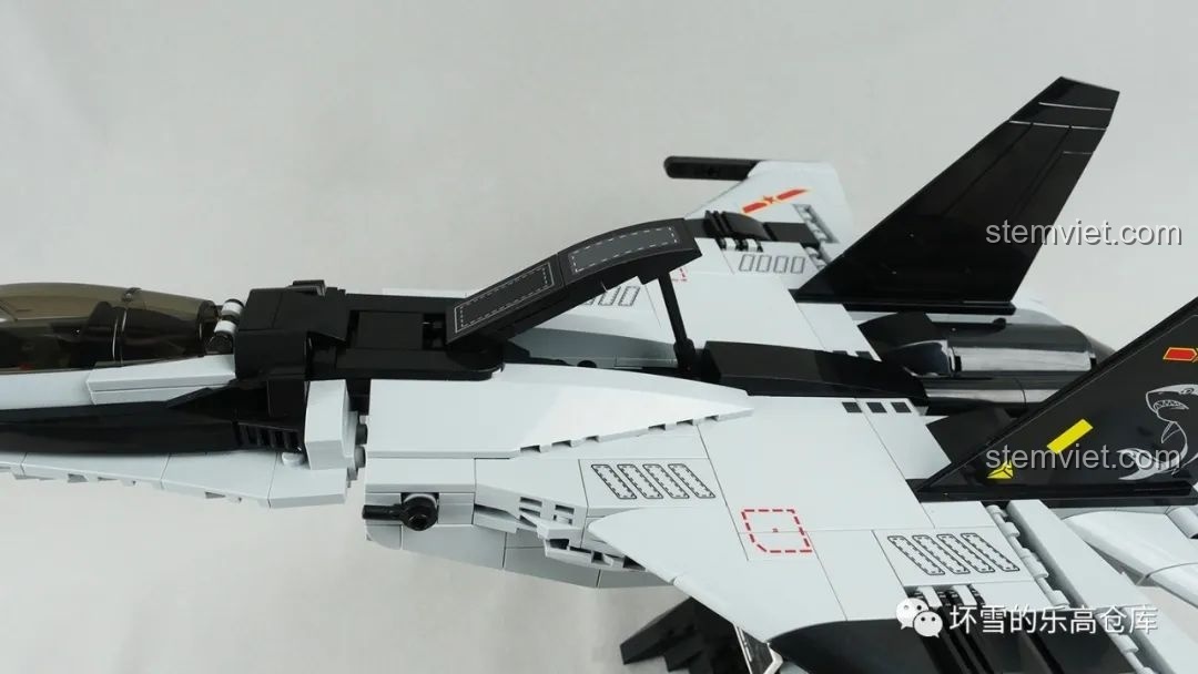 Phanh khí động học trên lưng máy bay tiêm kích hạm J-15 của bộ đồ chơi CaDA C56027 có thể mở ra, tăng tính tương tác.