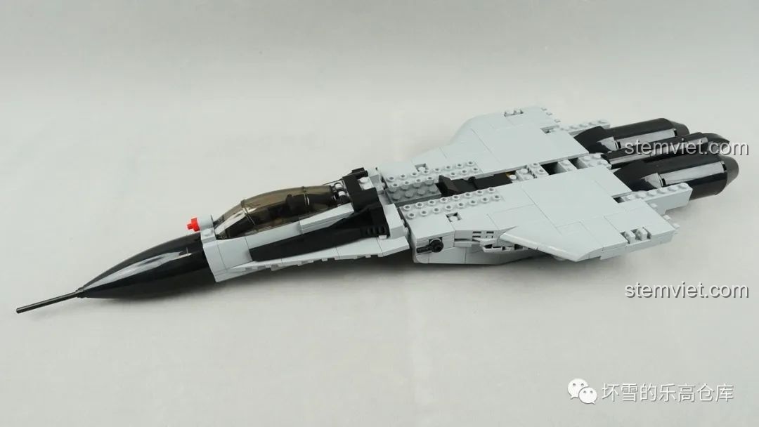 Thân máy bay tiêm kích hạm J-15 của bộ đồ chơi CaDA C56027 đã hoàn thành, cho thấy cấu trúc vững chắc.