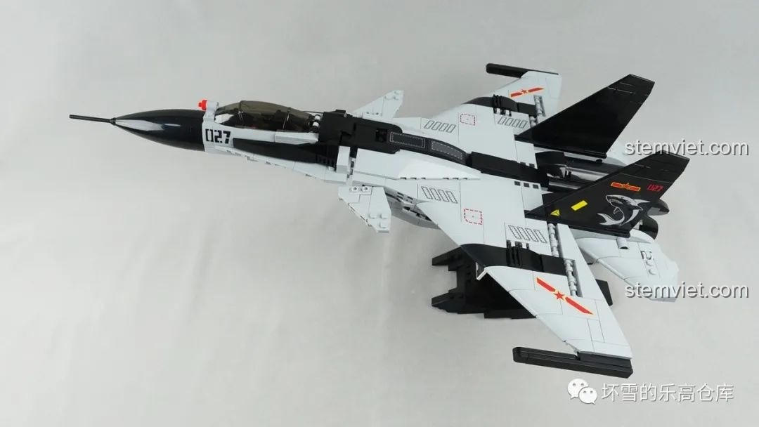 Toàn cảnh mô hình máy bay tiêm kích hạm J-15 của bộ đồ chơi CaDA C56027 đã hoàn thành, với thiết kế ấn tượng.