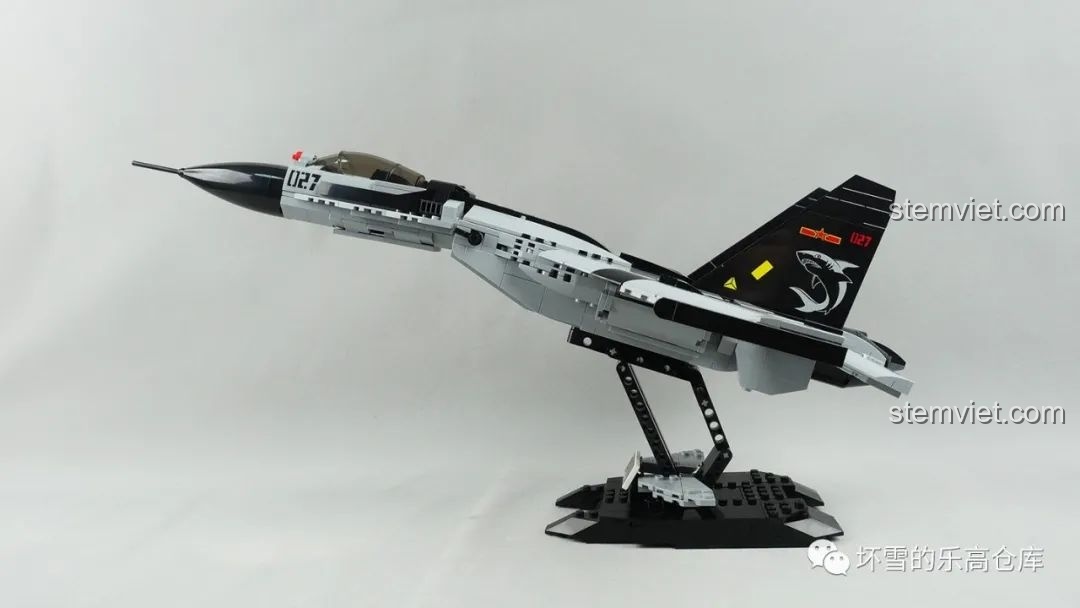 Mô hình máy bay tiêm kích hạm J-15 của bộ đồ chơi CaDA C56027 được trưng bày trên giá đỡ, tạo dáng bay ấn tượng.