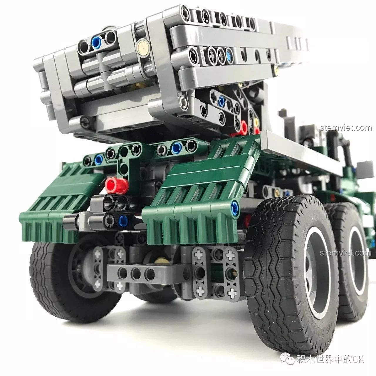 Cận cảnh phần cabin xe của CaDA C61002 BM-21 Combat Vehicle.