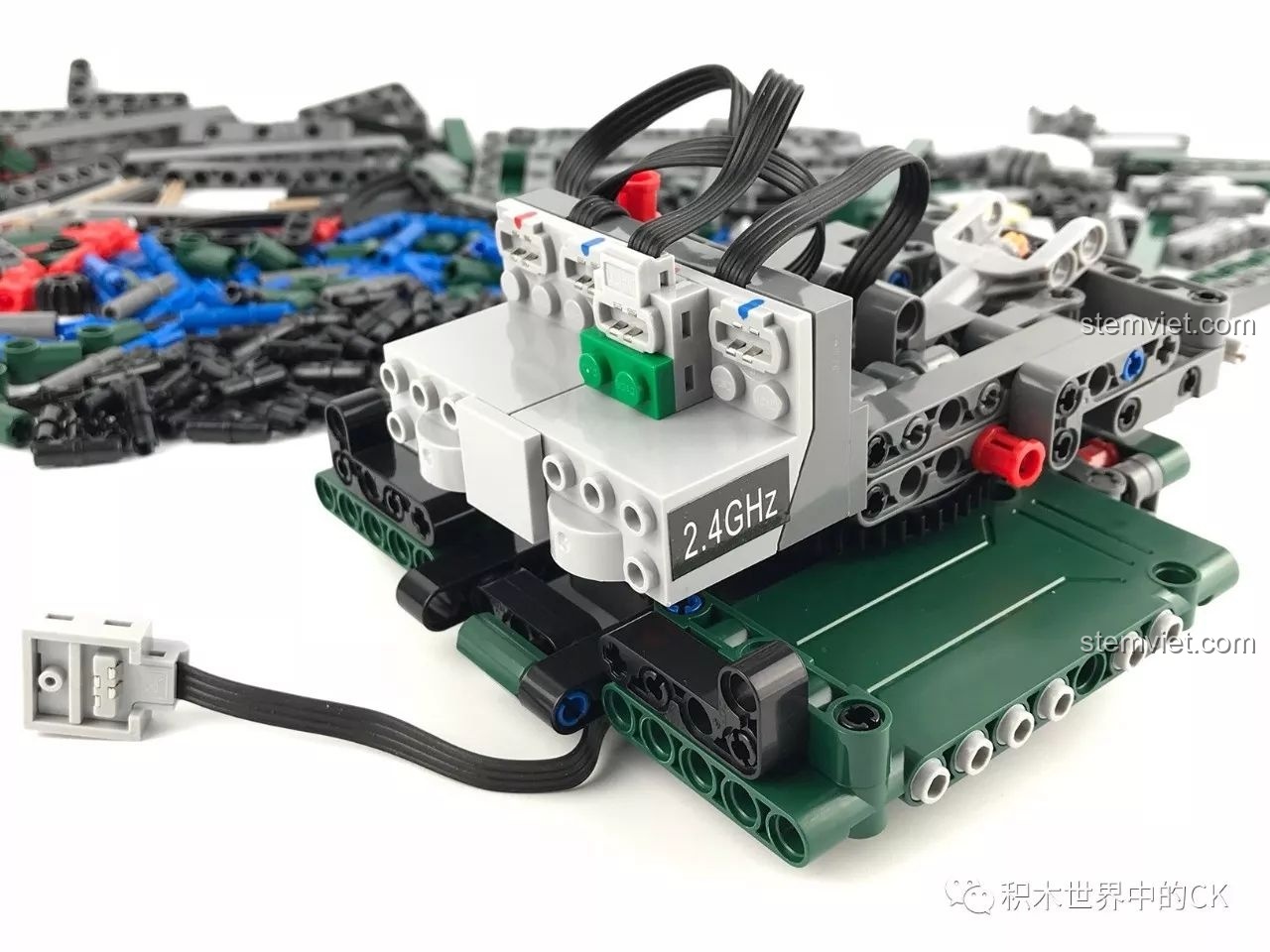 Toàn cảnh CaDA C61002 BM-21 Combat Vehicle ở chế độ A.