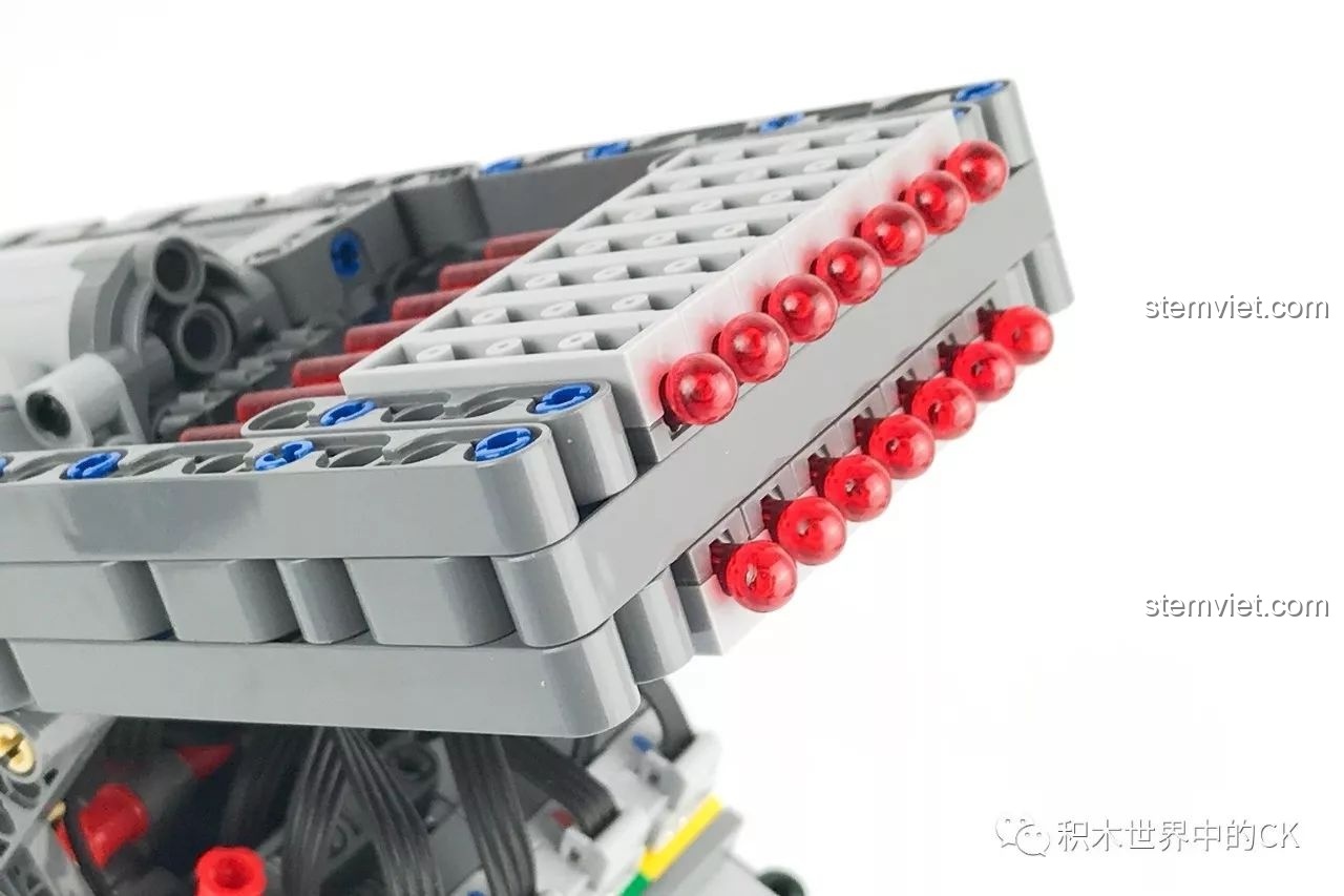 Cận cảnh phần đuôi xe của CaDA C61002 BM-21 Combat Vehicle.