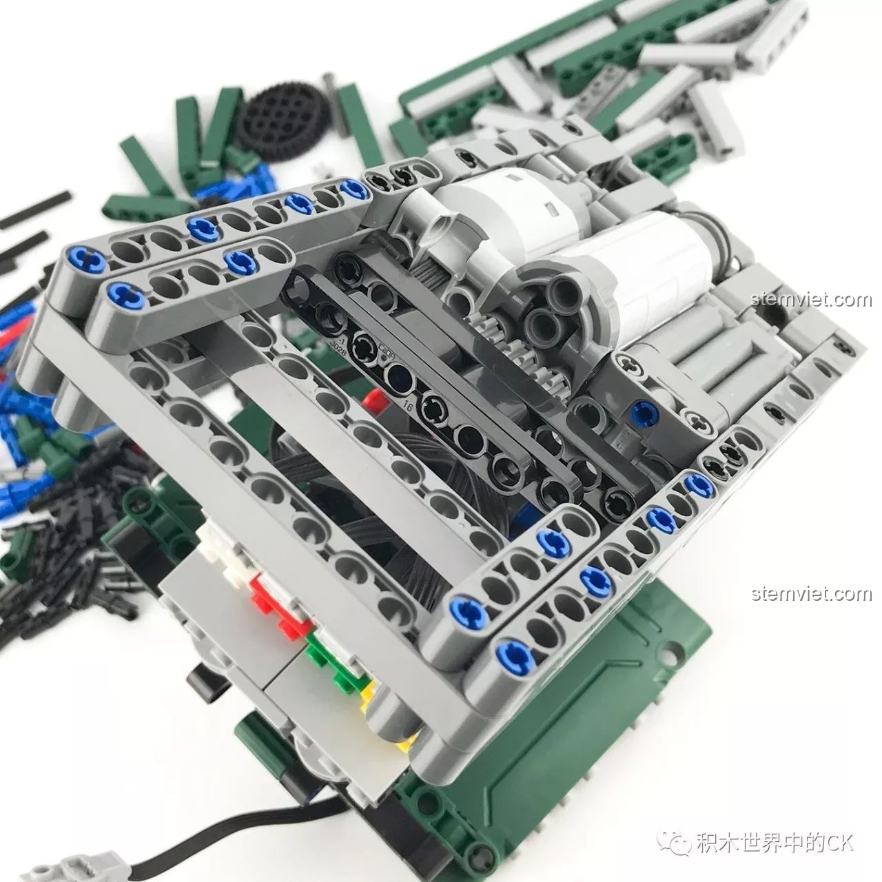 Cận cảnh khoang lái và người lái trong CaDA C61002 BM-21 Combat Vehicle.