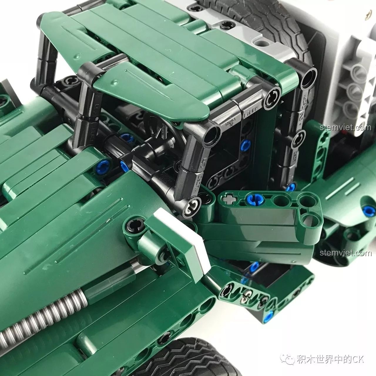 Cận cảnh phần đầu xe của CaDA C61002 BM-21 Combat Vehicle.