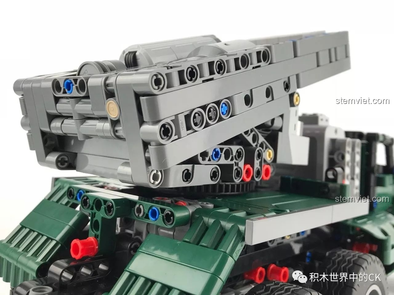 Cận cảnh phần đầu xe của CaDA C61002 BM-21 Combat Vehicle.