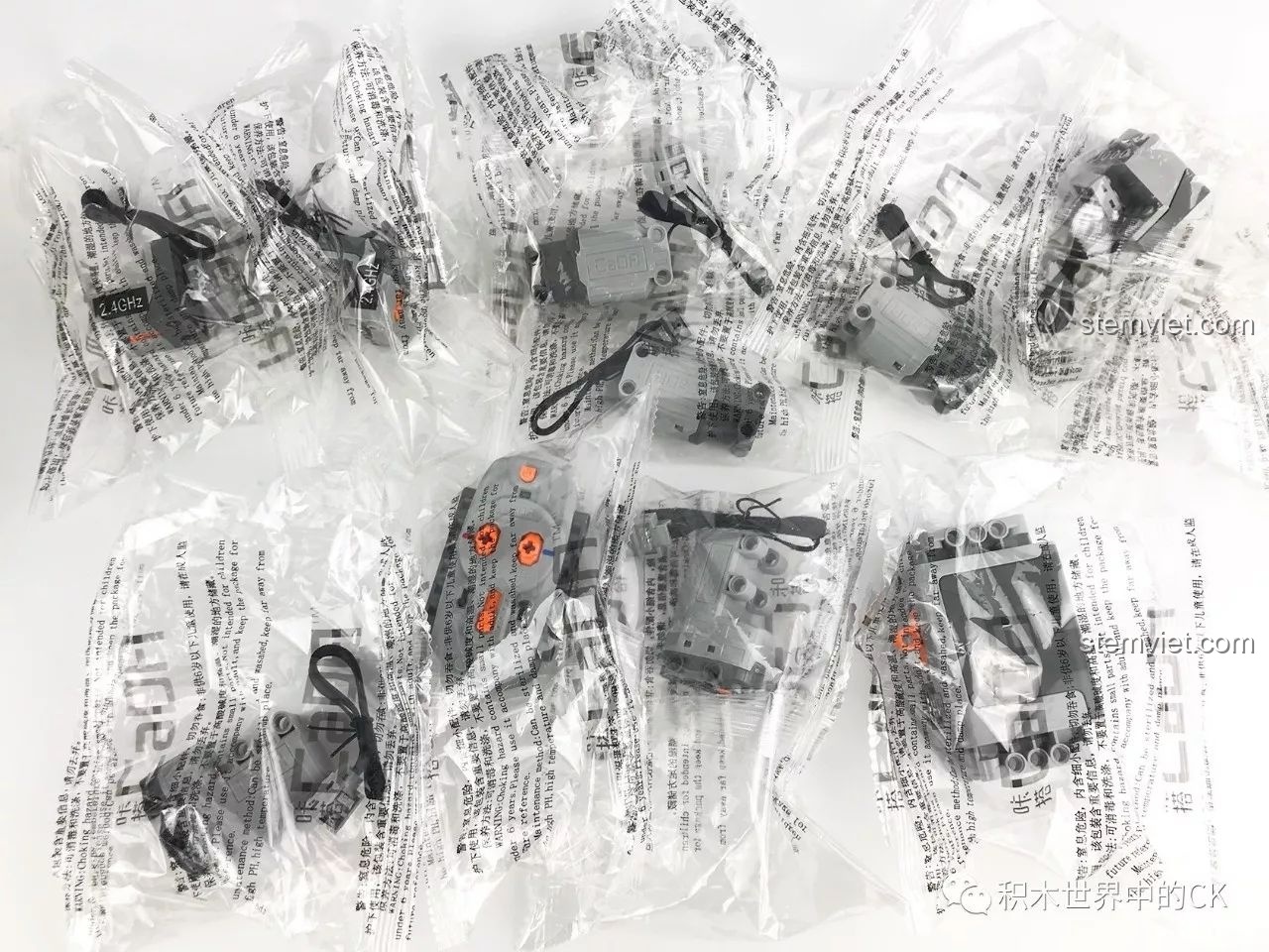 Các bộ phận động cơ và điện tử của CaDA C61002 BM-21 Combat Vehicle.