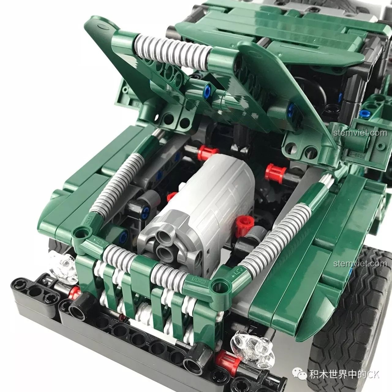 Cận cảnh phần động cơ và hệ thống truyền động của CaDA C61002 BM-21 Combat Vehicle.