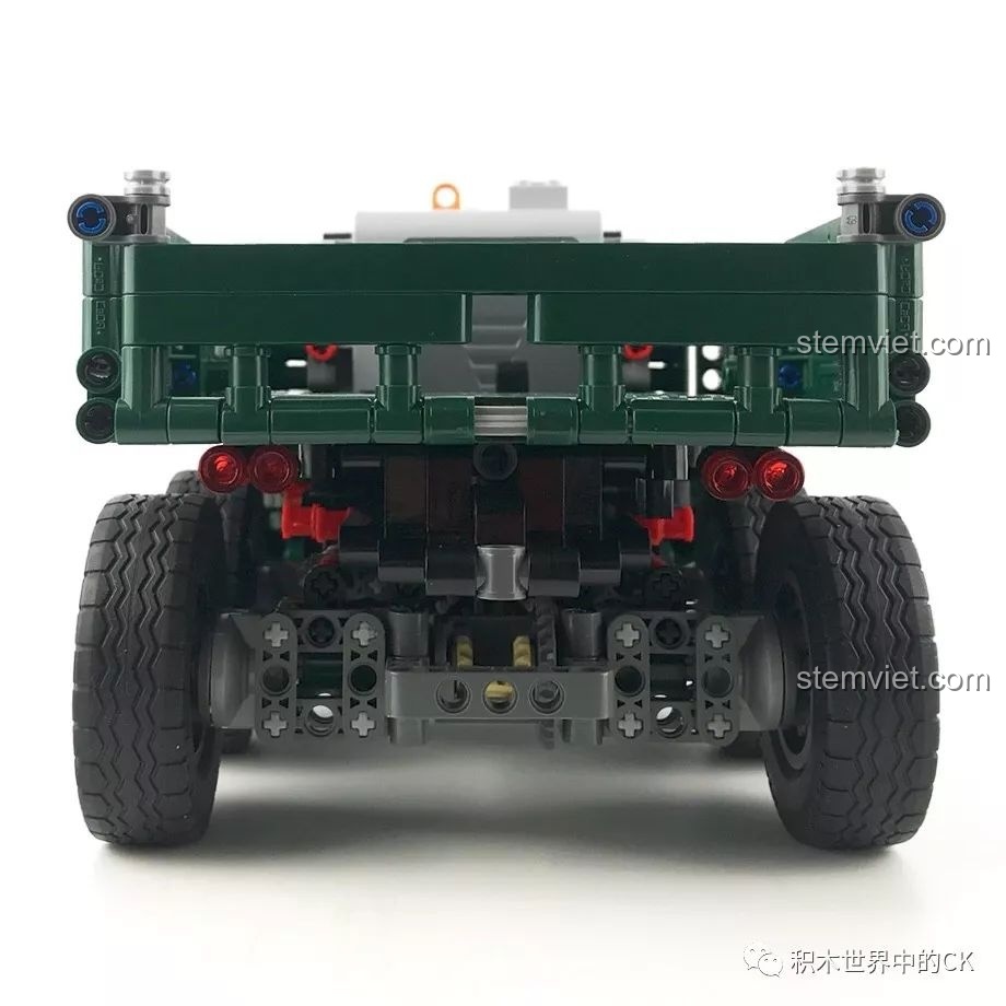 Cận cảnh phần dưới của CaDA C61002 BM-21 Combat Vehicle.