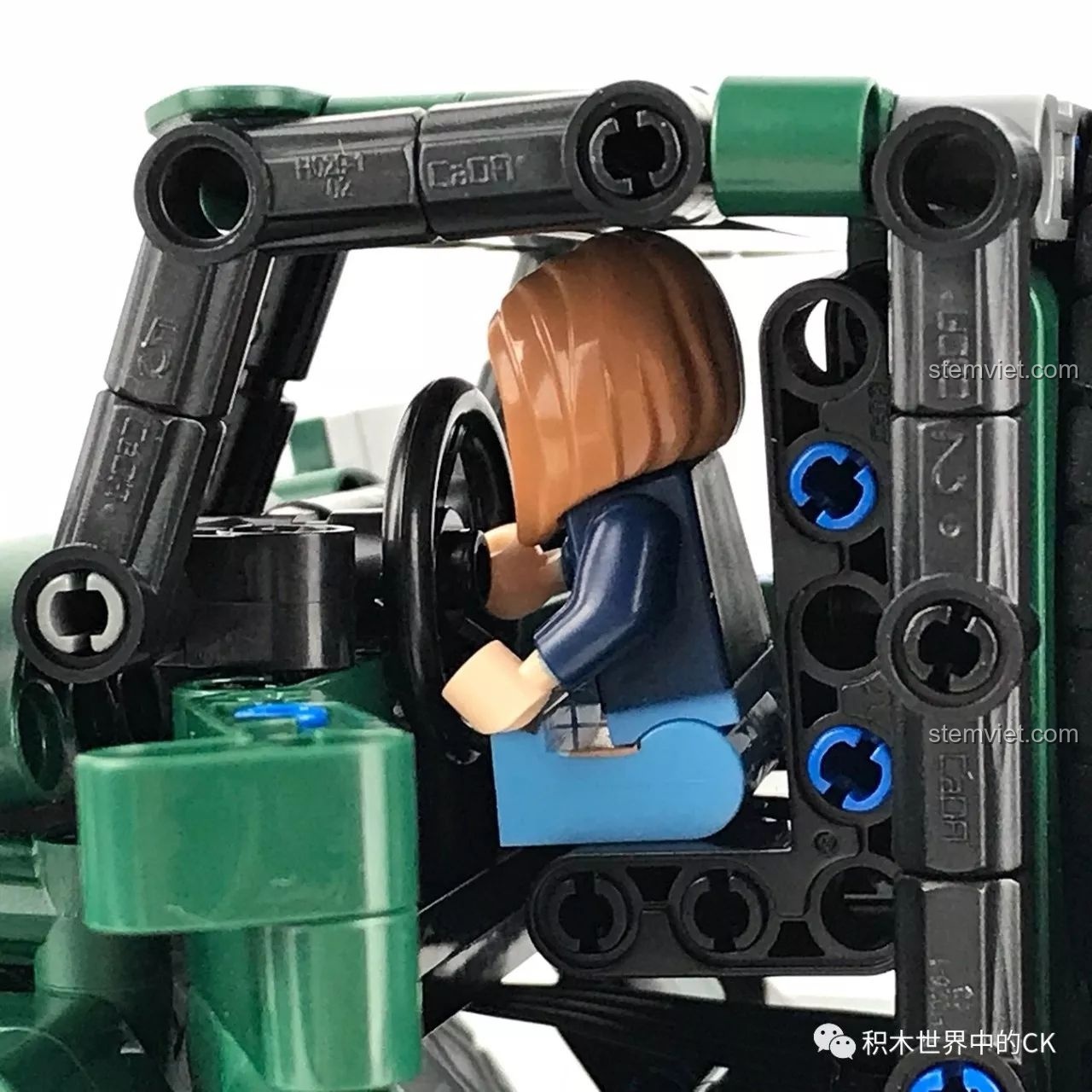 Cận cảnh phần đuôi xe của CaDA C61002 BM-21 Combat Vehicle.