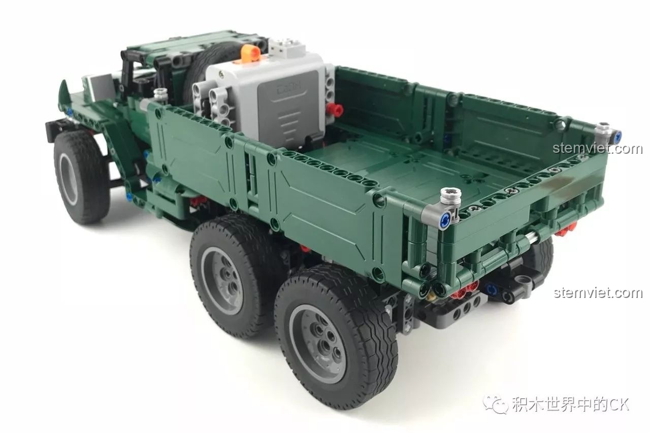 Cận cảnh phần đuôi xe của CaDA C61002 BM-21 Combat Vehicle.