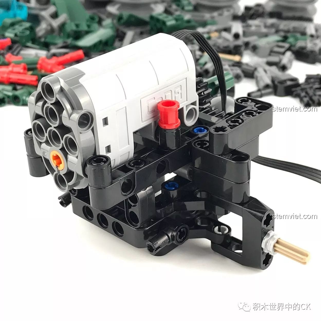 Bộ phận lò xo giảm xóc trên CaDA C61002 BM-21 Combat Vehicle.