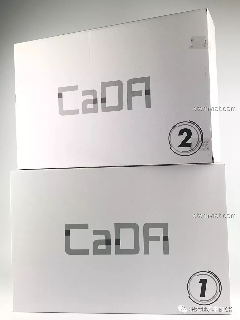 Hai hộp sản phẩm CaDA C61002 BM-21 Combat Vehicle xếp chồng lên nhau.