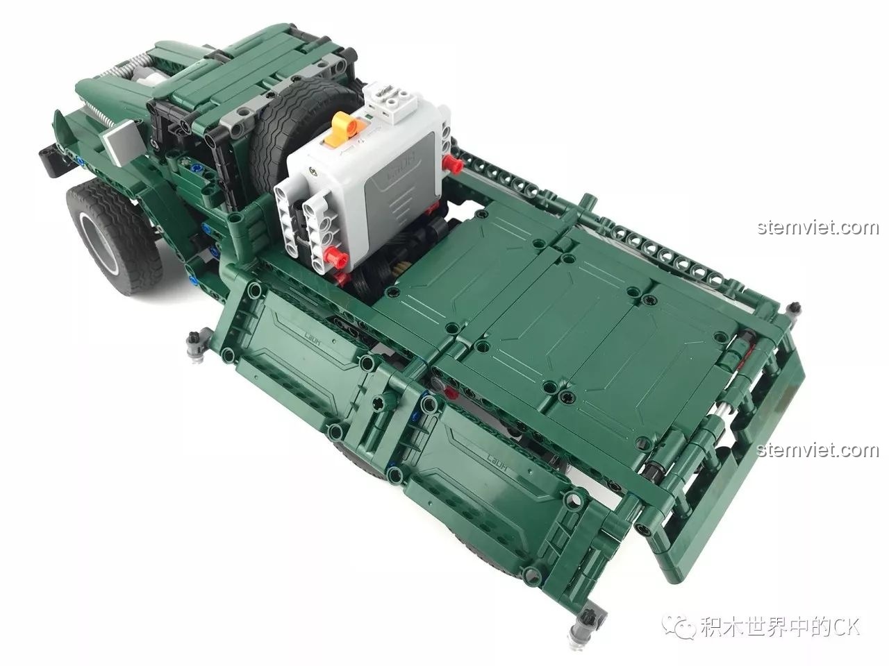 Cận cảnh hệ thống phóng tên lửa của CaDA C61002 BM-21 Combat Vehicle.