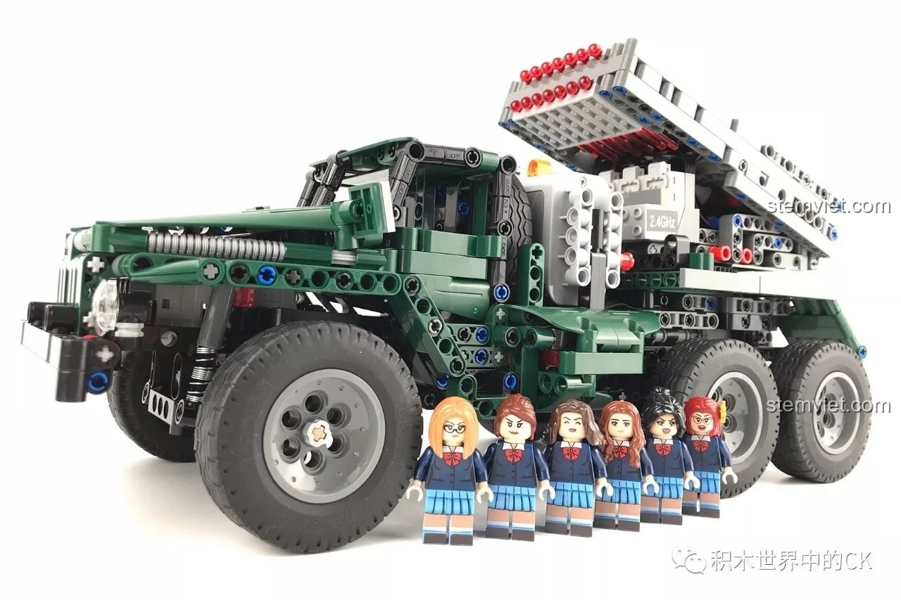 Cận cảnh hệ thống phóng tên lửa của CaDA C61002 BM-21 Combat Vehicle.