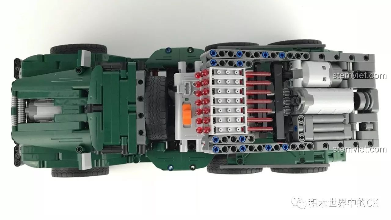 Cận cảnh hệ thống treo và bánh xe của CaDA C61002 BM-21 Combat Vehicle.
