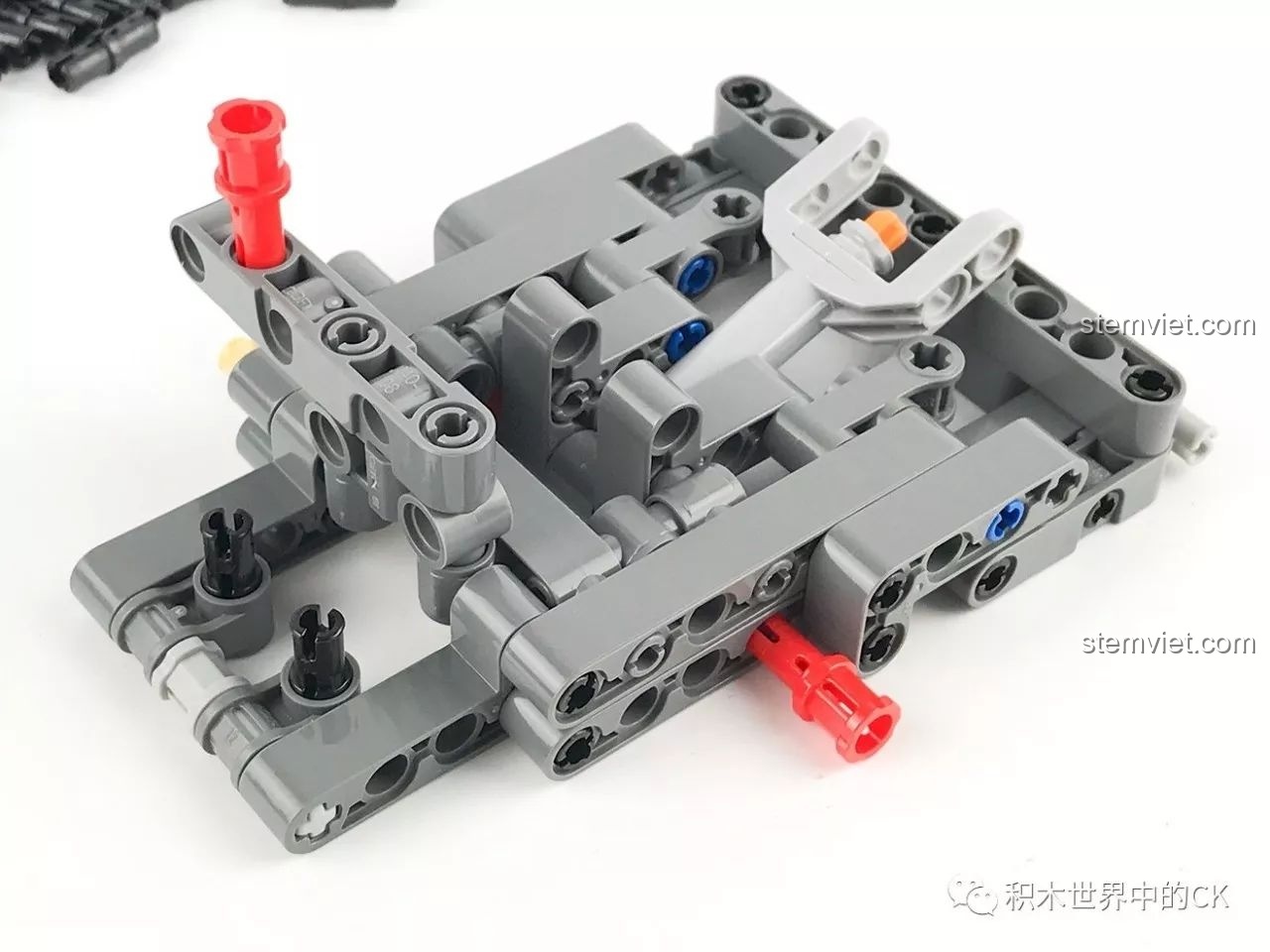 Mô hình CaDA C61002 BM-21 Combat Vehicle đã hoàn thiện.