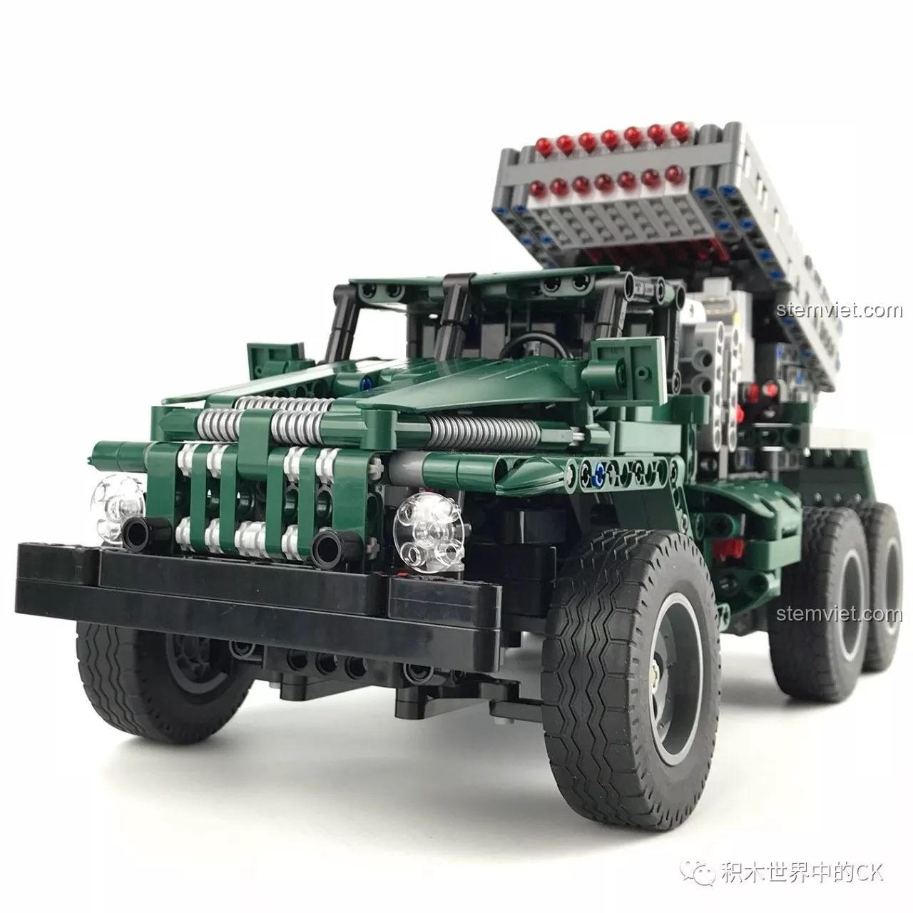 Cận cảnh phần khung gầm dưới của CaDA C61002 BM-21 Combat Vehicle.