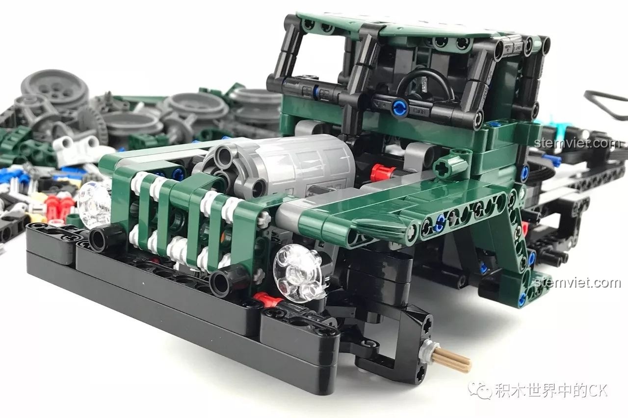 Khung gầm và hệ thống treo của CaDA C61002 BM-21 Combat Vehicle.