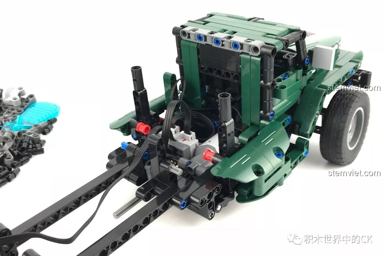 Hệ thống lái và giảm xóc của CaDA C61002 BM-21 Combat Vehicle.