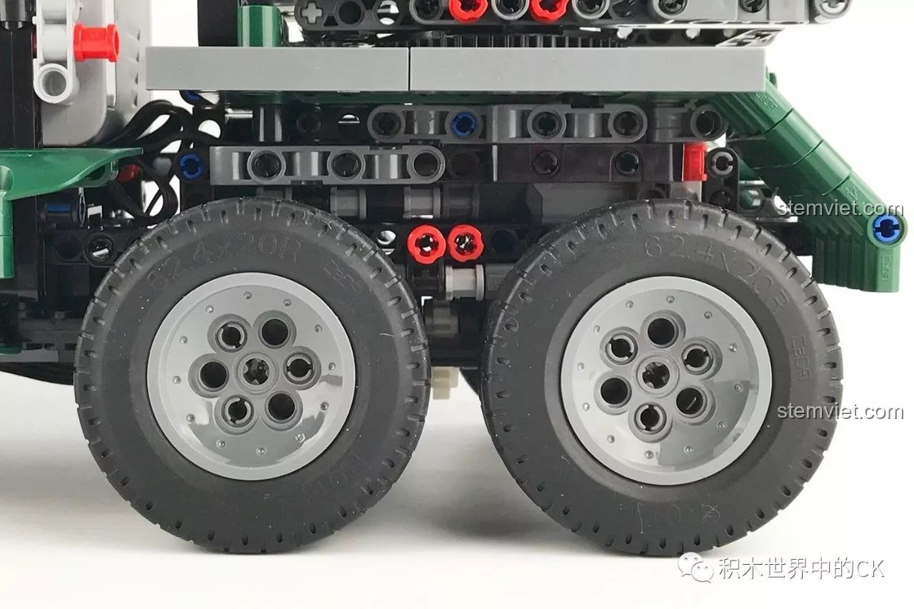 Toàn cảnh CaDA C61002 BM-21 Combat Vehicle từ phía bên.