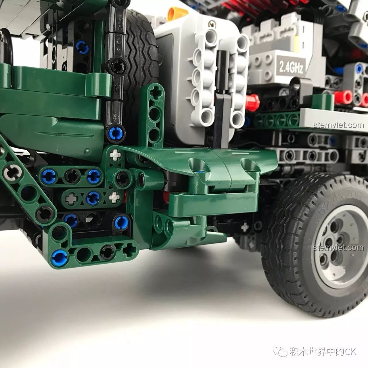 Toàn cảnh CaDA C61002 BM-21 Combat Vehicle từ phía sau.