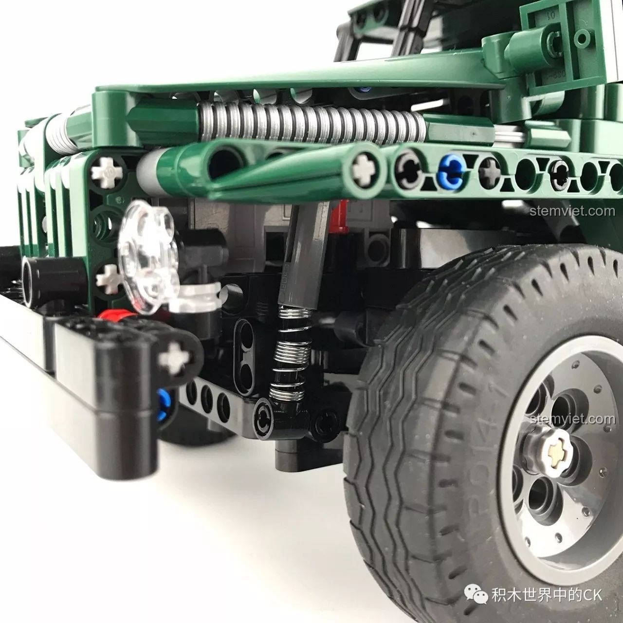 Toàn cảnh CaDA C61002 BM-21 Combat Vehicle từ phía trước.