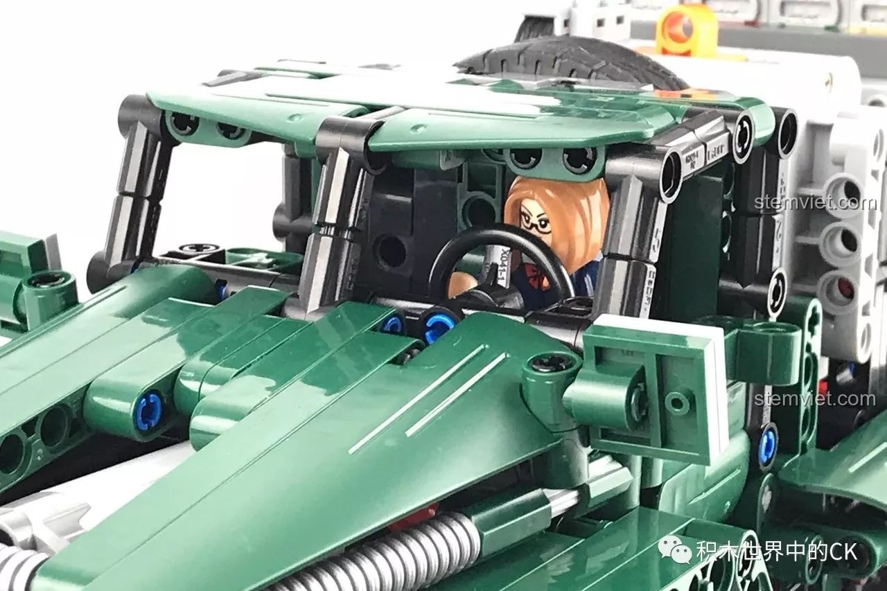 Cận cảnh phần thân xe của CaDA C61002 BM-21 Combat Vehicle.