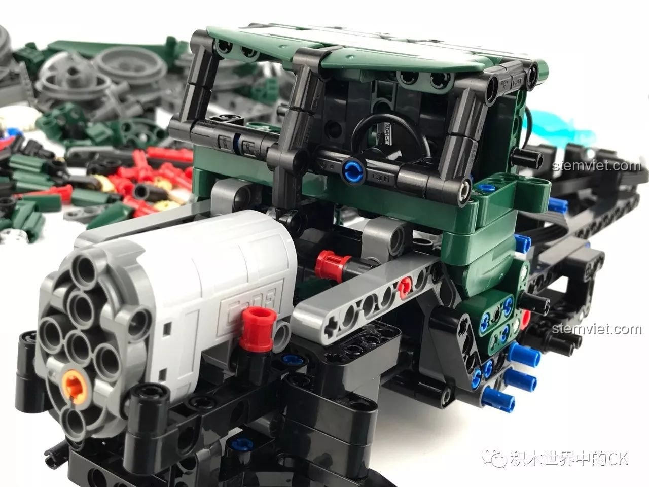 Hệ thống truyền động của CaDA C61002 BM-21 Combat Vehicle.