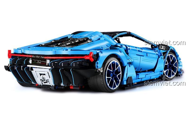 Mặt sau của bộ lắp ráp Hypercar Lamborghini Centenario C61041 với cánh gió lớn và dải đèn hậu LED hình chữ Y đặc trưng.