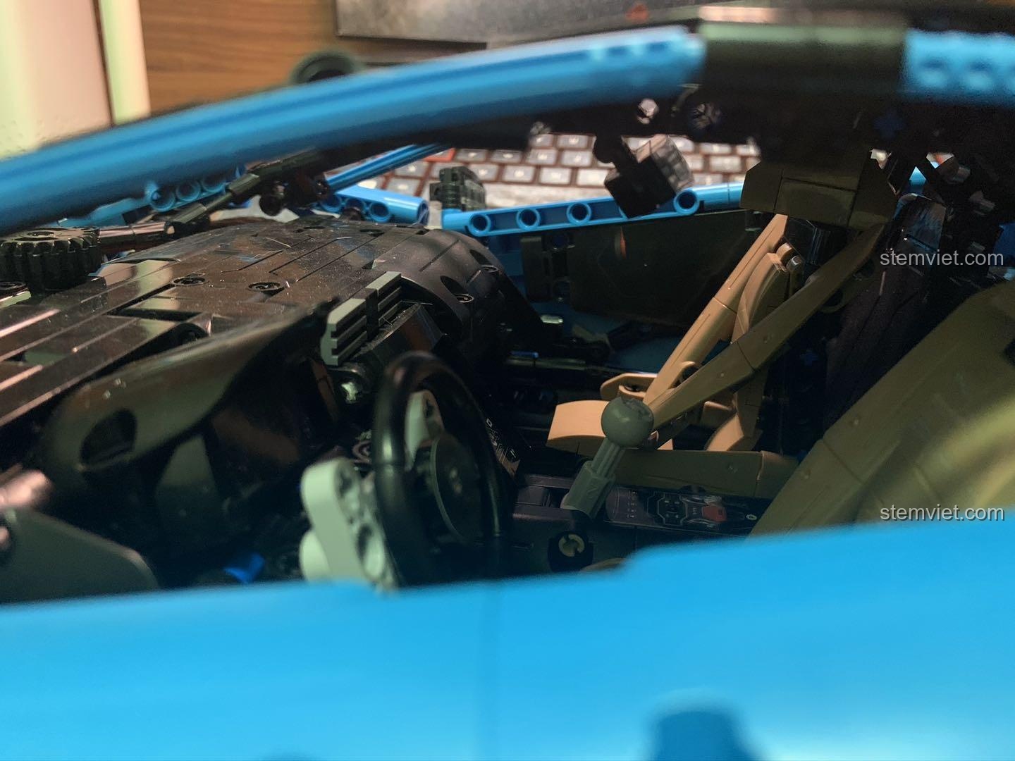 Ảnh chụp thực tế nội thất chi tiết của bộ lắp ráp Siêu xe Lamborghini Centenario từ người dùng.