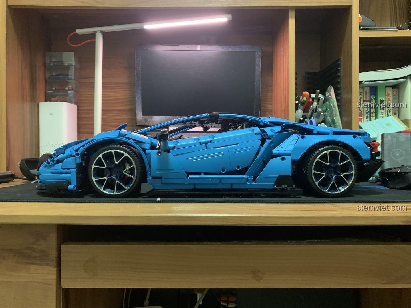 Ảnh review đồ chơi mô hình CaDA C61041 được trưng bày trên kệ sách, thể hiện kích thước ấn tượng của sản phẩm.