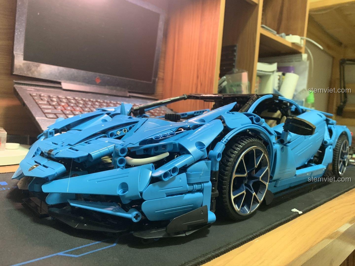 Ảnh chụp thực tế bộ xếp hình C61041 trên bàn làm việc, cho thấy vẻ ngoài hầm hố và bắt mắt.