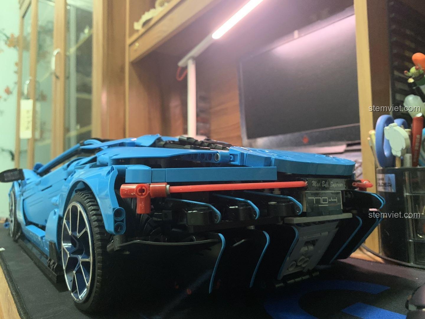 Ảnh review Hypercar Lamborghini Centenario CaDA từ phía sau, làm nổi bật hệ thống đèn hậu và cánh gió.