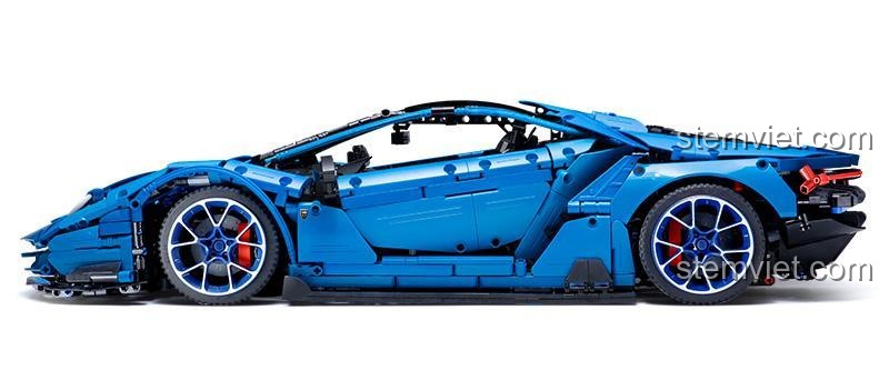 Góc nhìn ngang của CaDA C61041 Siêu xe Lamborghini Centenario, cho thấy tỷ lệ hoàn hảo và đường nét thiết kế mượt mà của một hypercar.