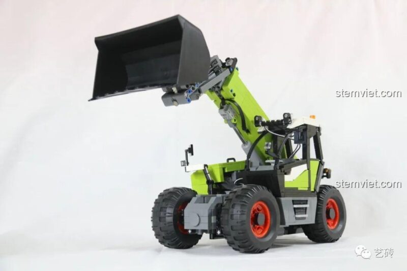 Ảnh chụp từ góc cao phía trước của mô hình CaDA C61051, thể hiện chi tiết cabin và cánh tay nâng.