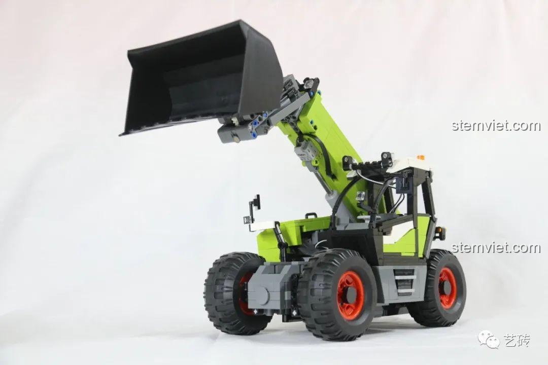 Ảnh chụp từ góc cao phía trước của mô hình CaDA C61051, thể hiện chi tiết cabin và cánh tay nâng.