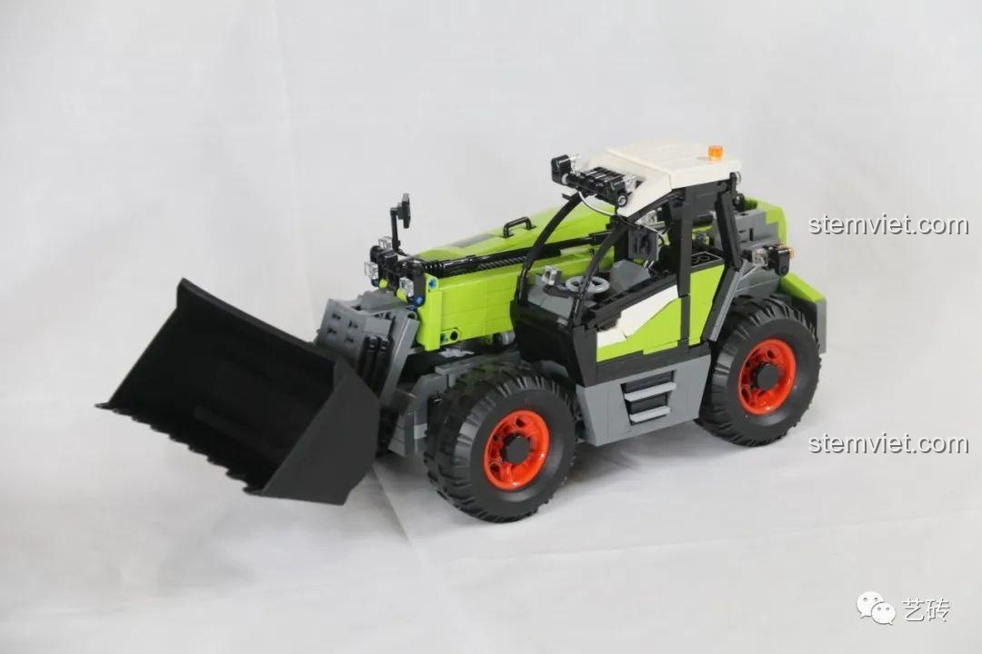 Mô hình Xe Nâng Gắp Đa Năng CaDA C61051 đã hoàn thiện, nhìn từ góc chéo phía trước.