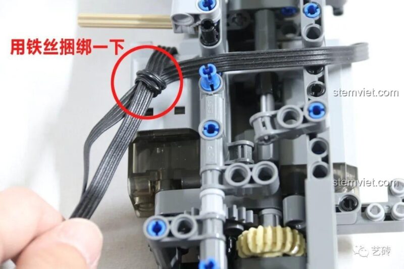 Hướng dẫn bó gọn dây điện bên trong mô hình CaDA C61051 bằng dây kẽm.