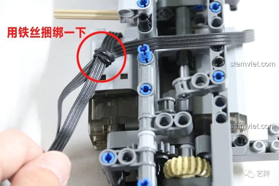 Hướng dẫn bó gọn dây điện bên trong mô hình CaDA C61051 bằng dây kẽm.