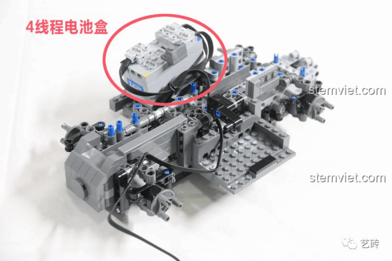 Khung gầm của xe nâng CaDA C61051 đang trong quá trình lắp ráp, cho thấy vị trí của hộp pin 4 kênh.