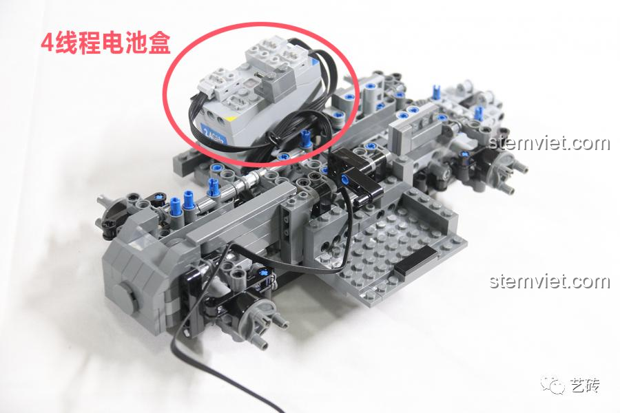 Khung gầm của xe nâng CaDA C61051 đang trong quá trình lắp ráp, cho thấy vị trí của hộp pin 4 kênh.