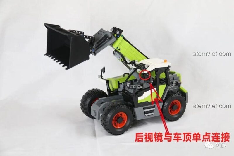 Một chi tiết lỗi thiết kế của bộ CaDA C61051, gương chiếu hậu và nóc xe được kết nối một điểm, dễ rơi.
