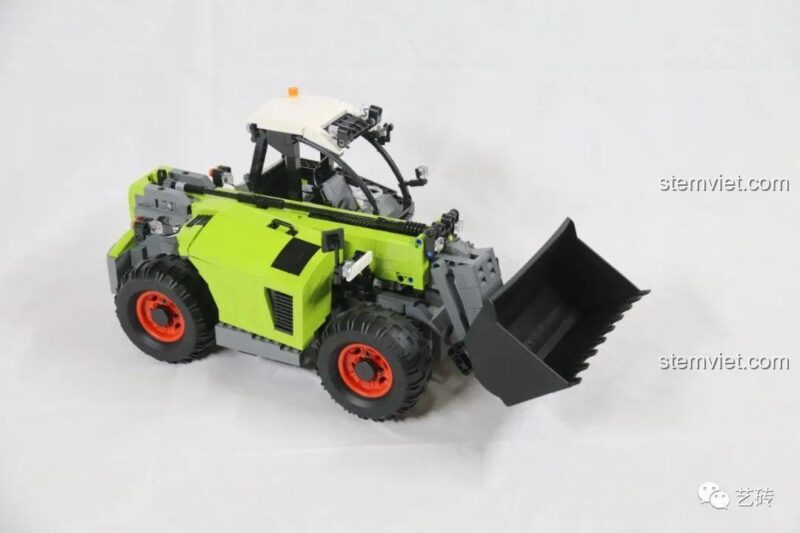 Ảnh chụp ngang hông của mô hình Xe Nâng Gắp Đa Năng CaDA C61051.