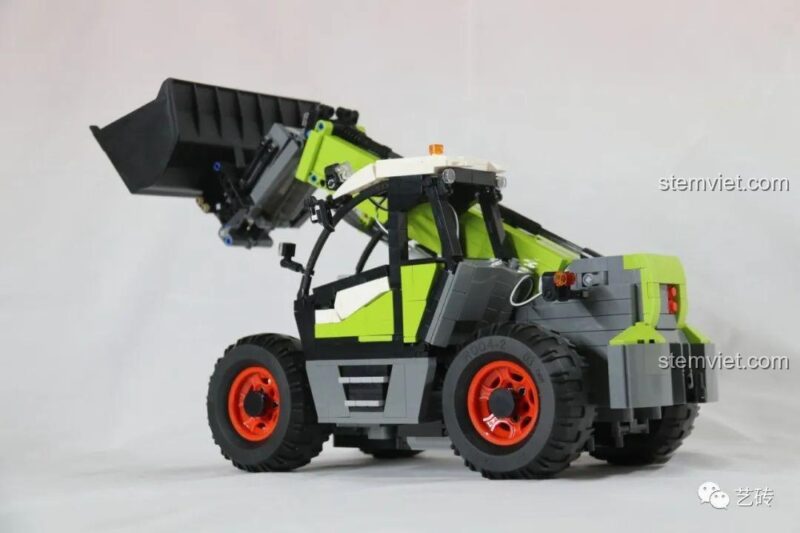 Ảnh chụp từ phía sau của bộ xếp hình Xe Xúc Lật Điều Khiển Từ Xa CaDA C61051.